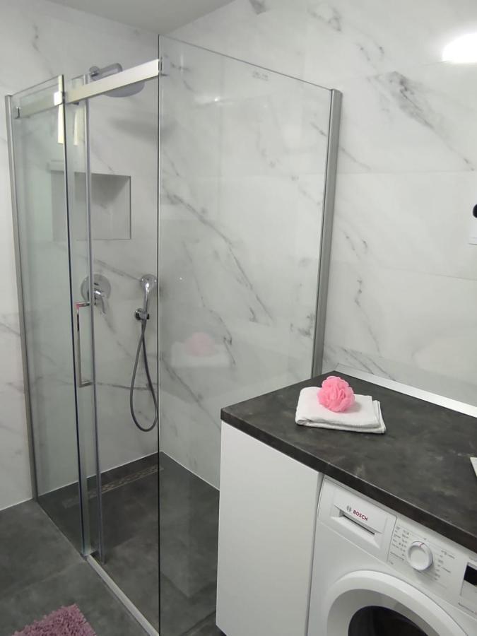 Apartman Koko With Private Jacuzzi Makarska Esterno foto