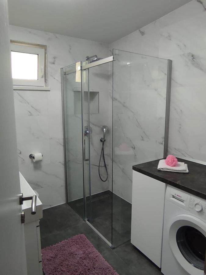 Apartman Koko With Private Jacuzzi Makarska Esterno foto