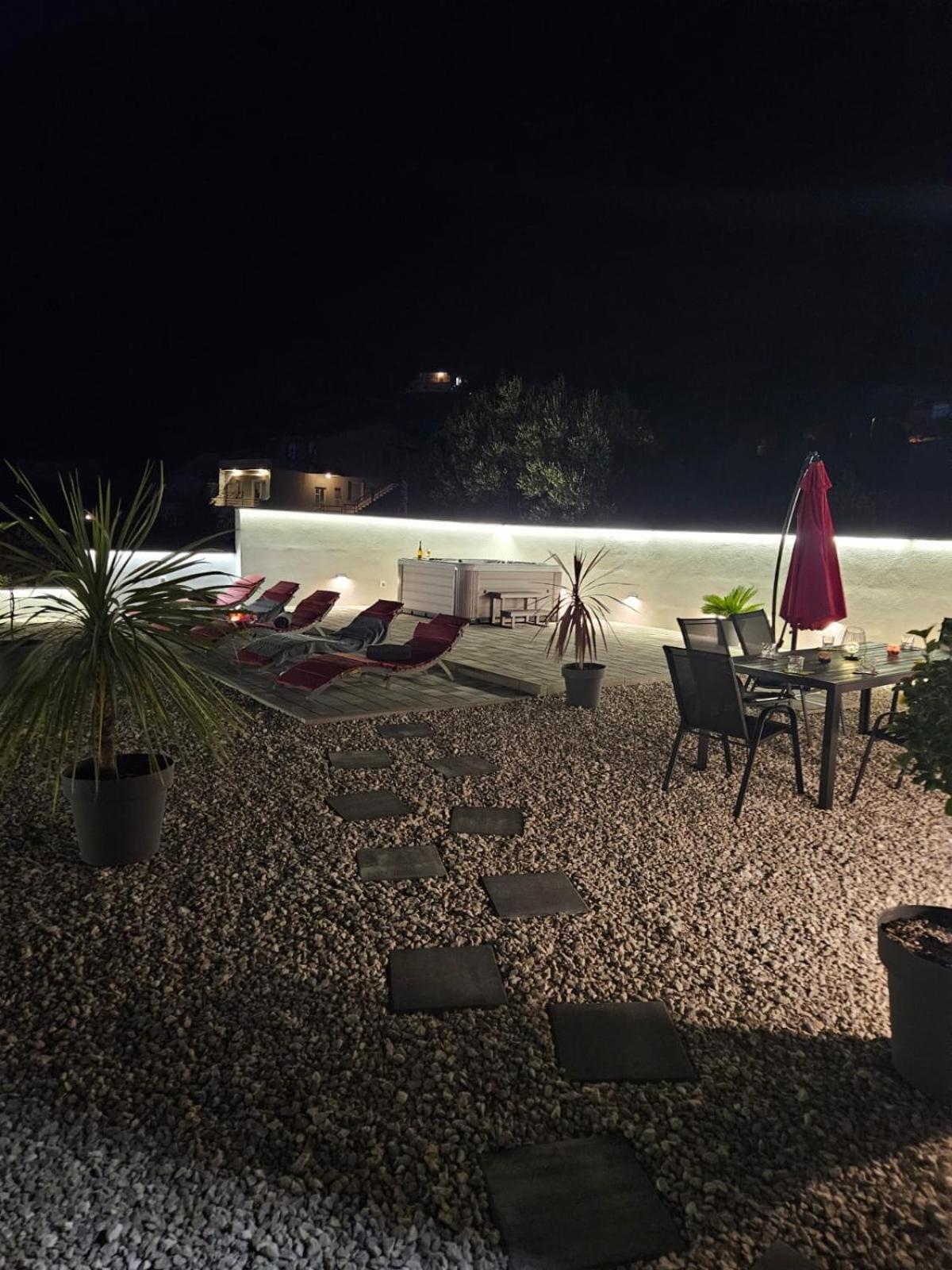 Apartman Koko With Private Jacuzzi Makarska Esterno foto