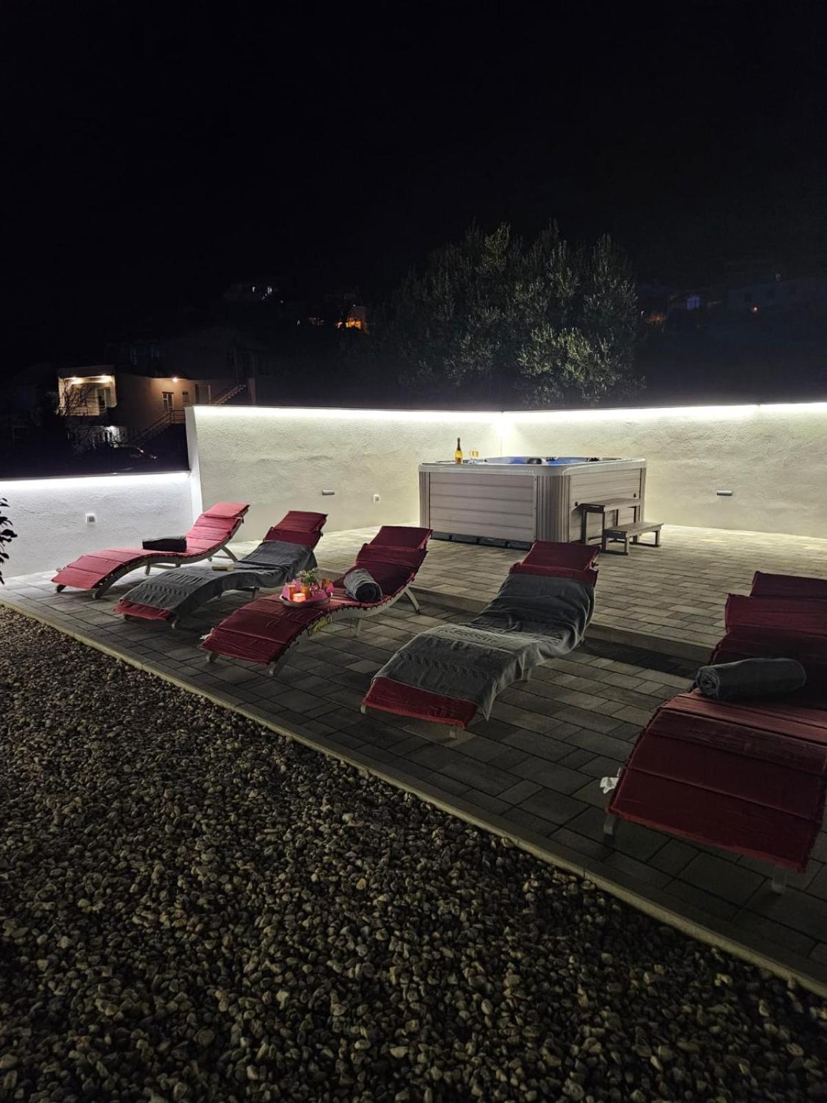 Apartman Koko With Private Jacuzzi Makarska Esterno foto