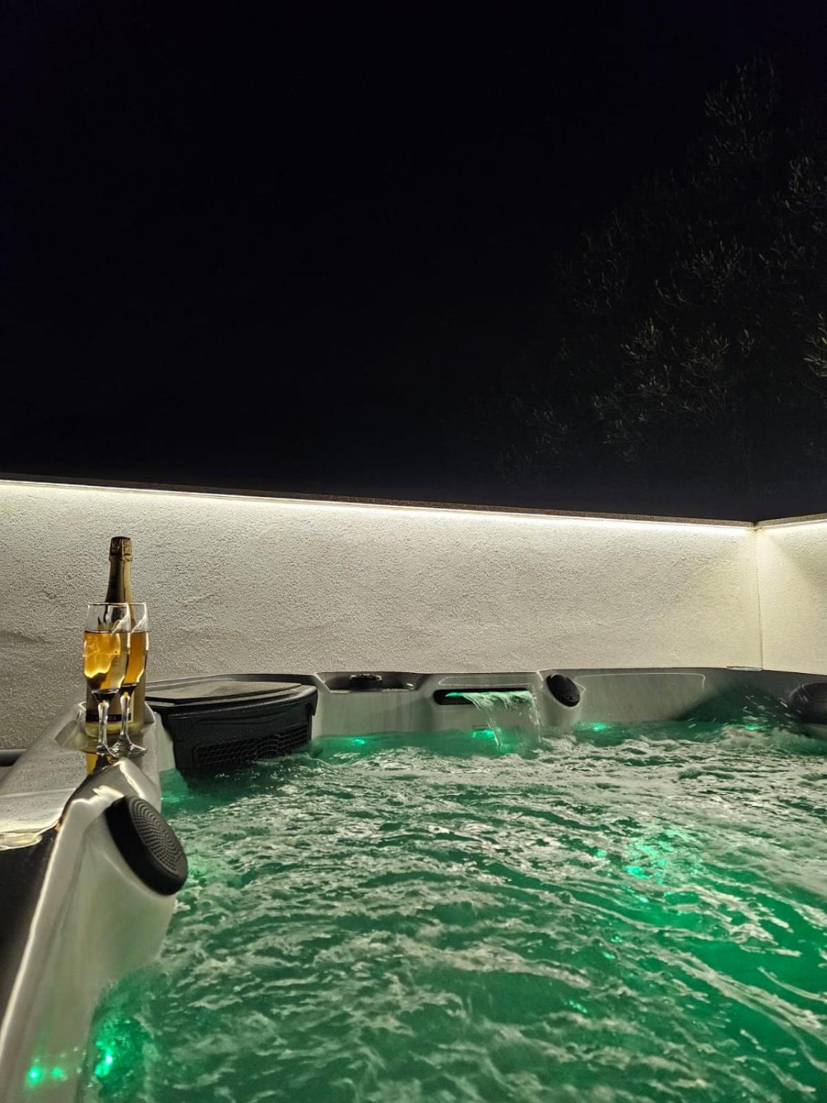Apartman Koko With Private Jacuzzi Makarska Esterno foto