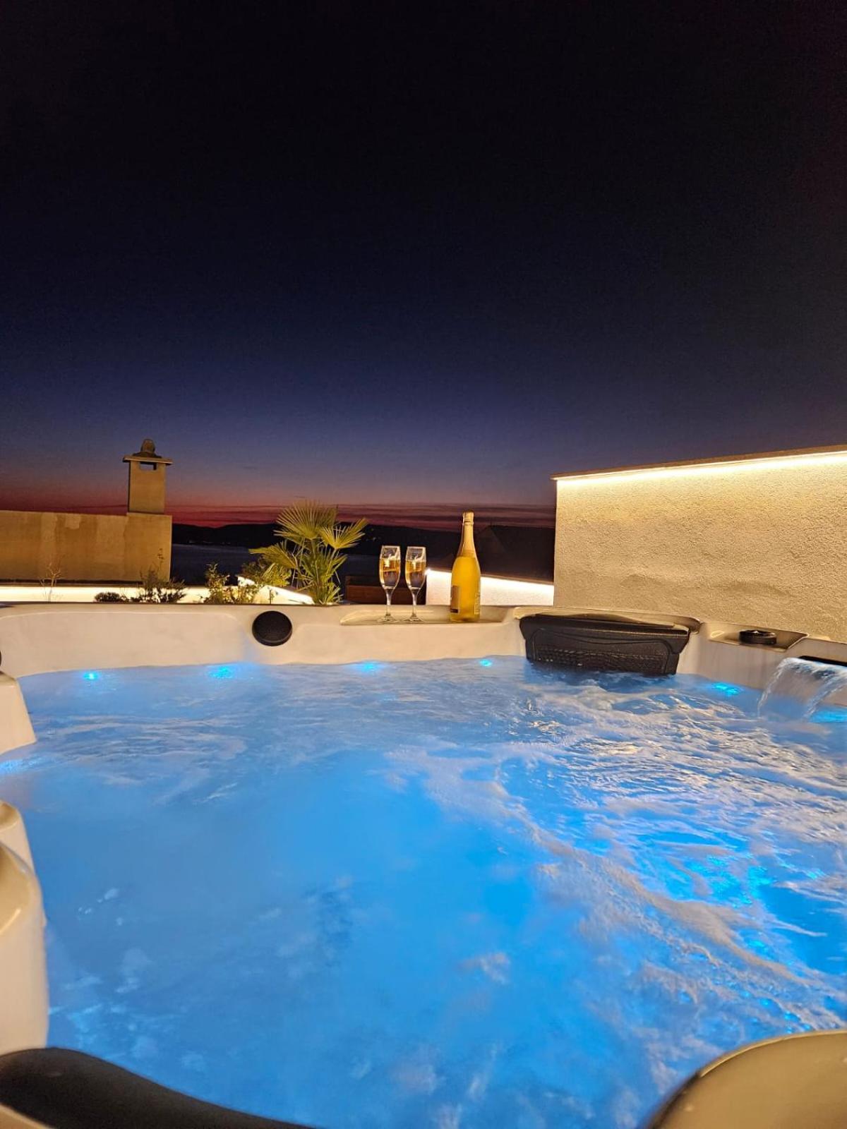 Apartman Koko With Private Jacuzzi Makarska Esterno foto