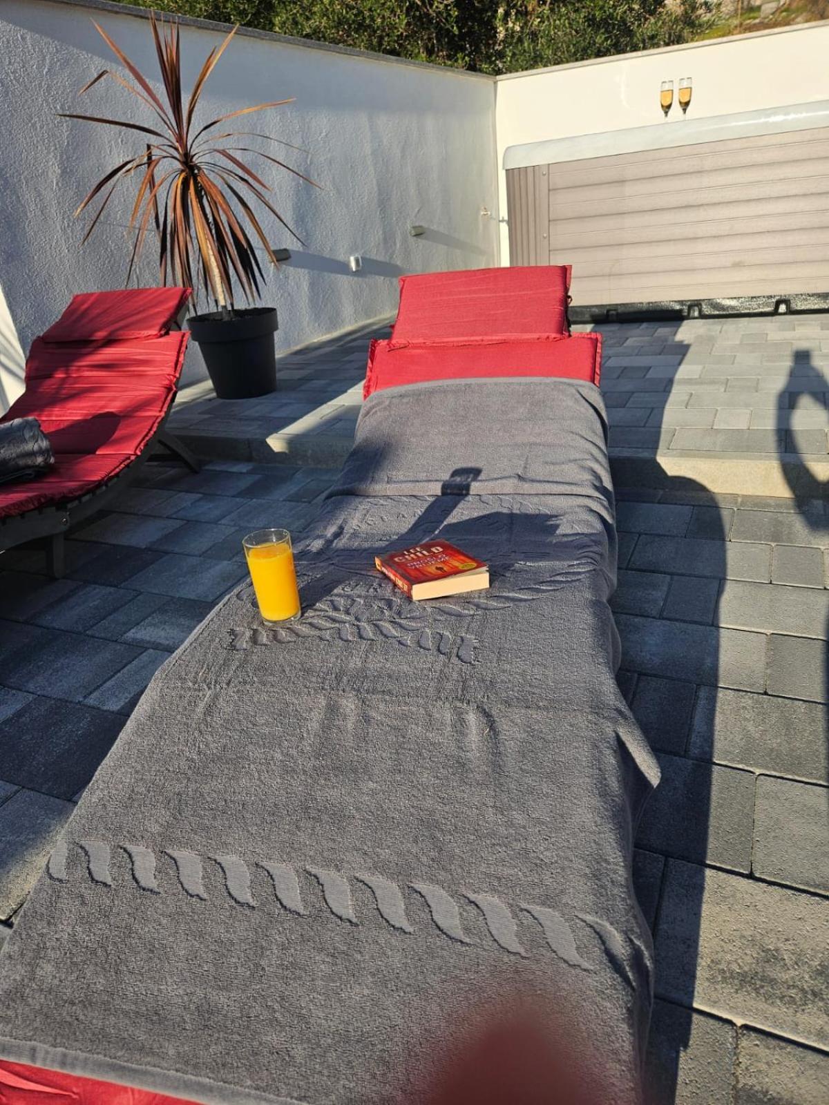Apartman Koko With Private Jacuzzi Makarska Esterno foto