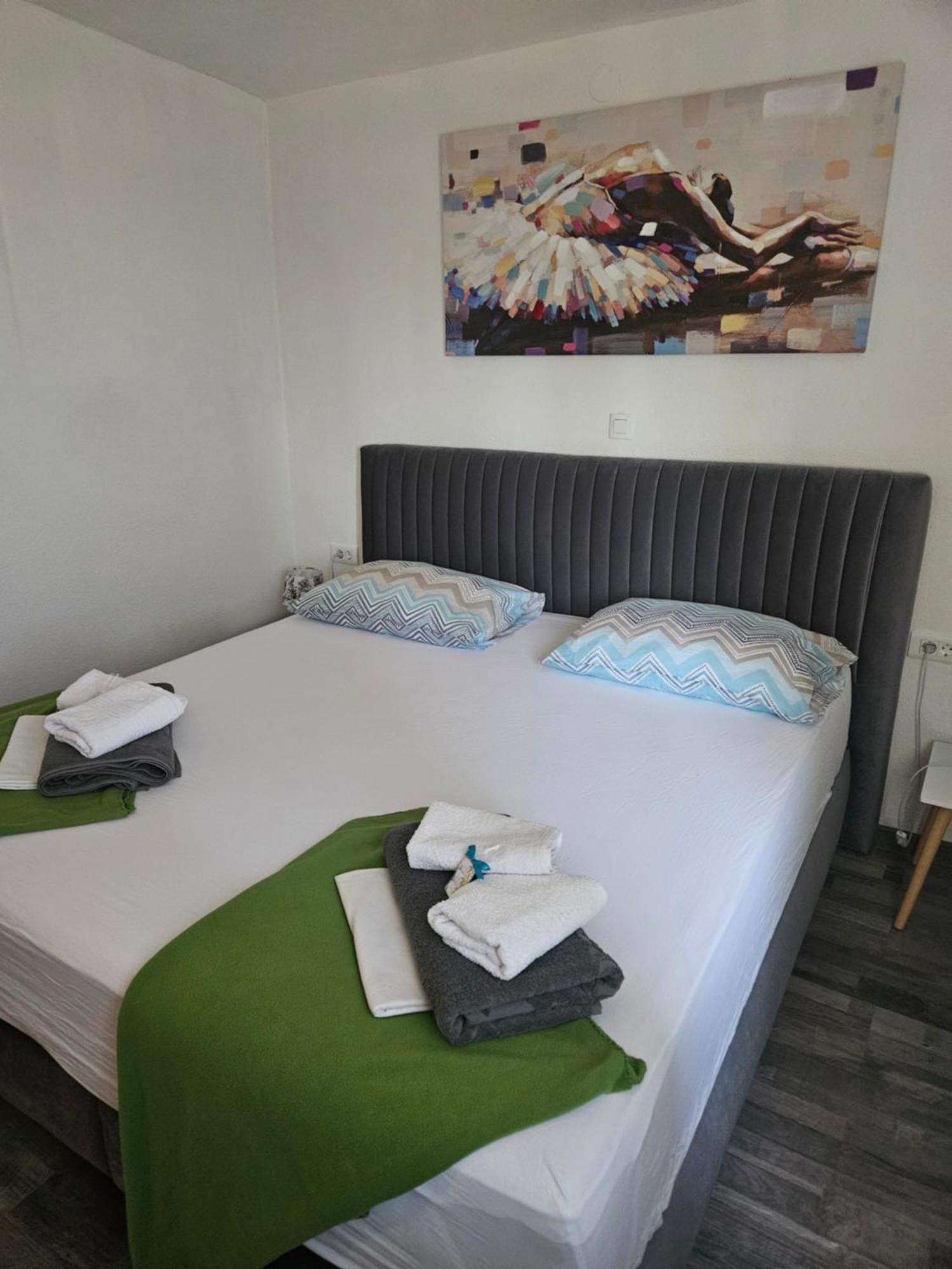 Apartman Koko With Private Jacuzzi Makarska Esterno foto