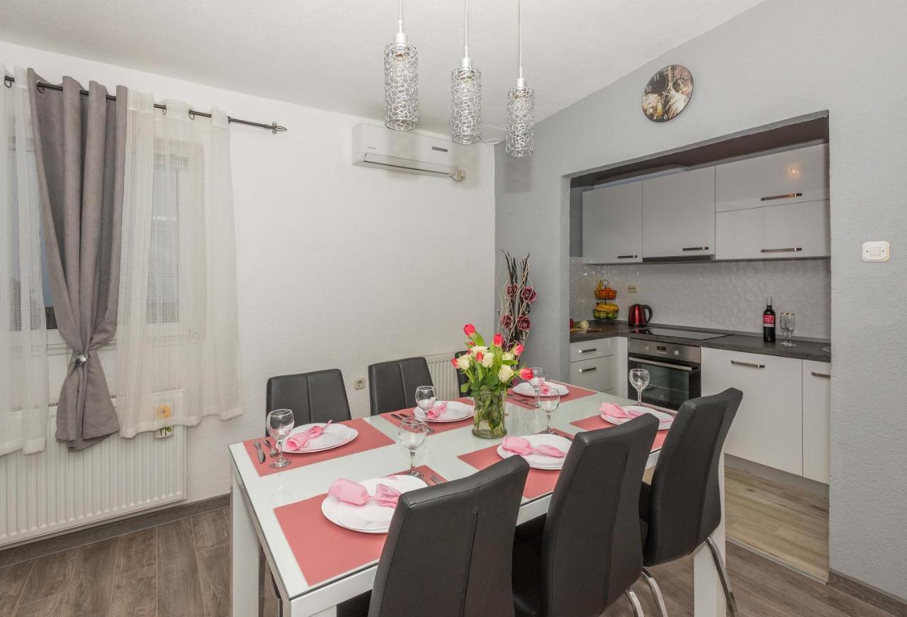 Apartman Koko With Private Jacuzzi Makarska Esterno foto
