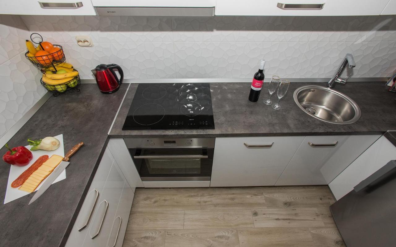 Apartman Koko With Private Jacuzzi Makarska Esterno foto
