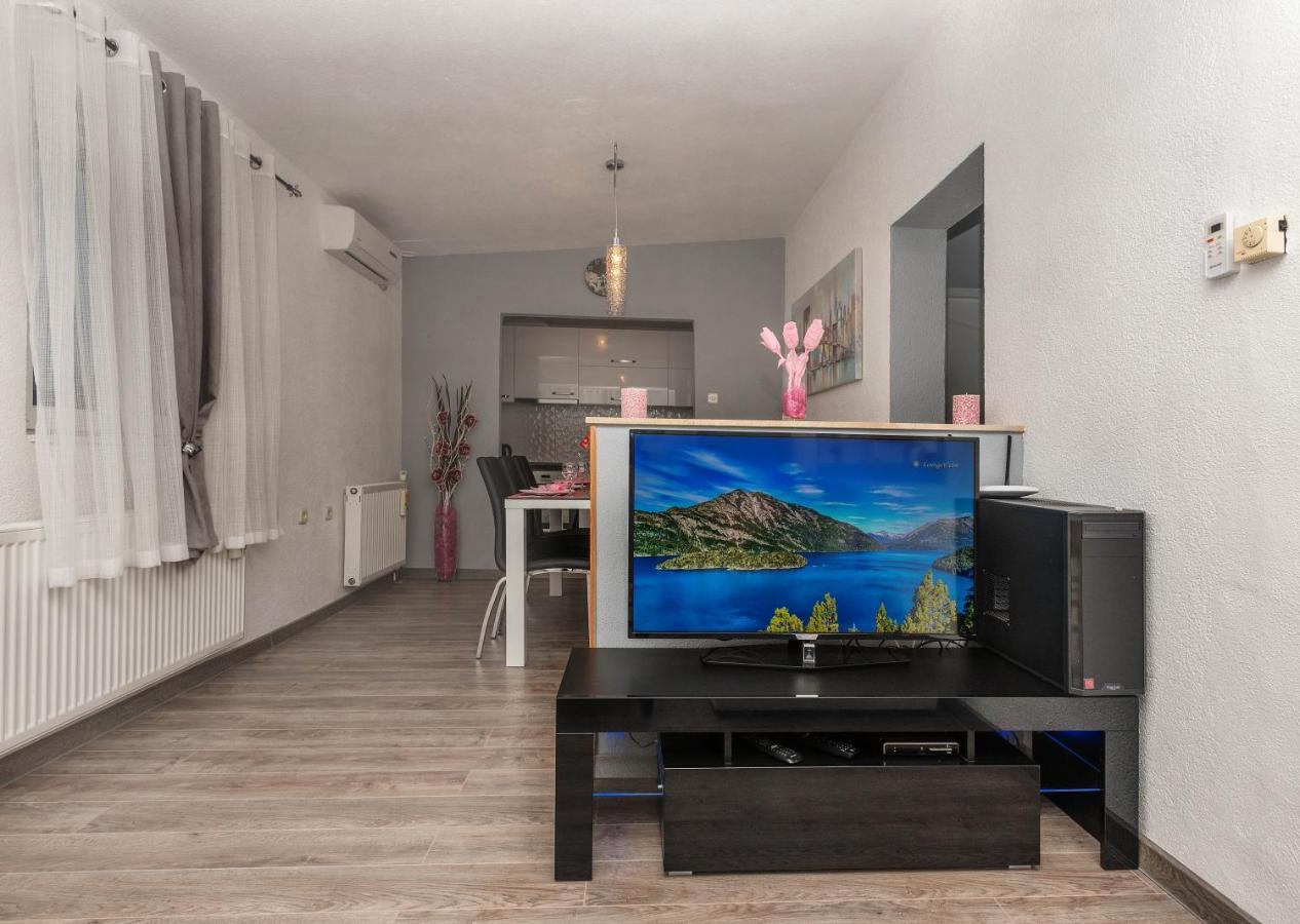 Apartman Koko With Private Jacuzzi Makarska Esterno foto