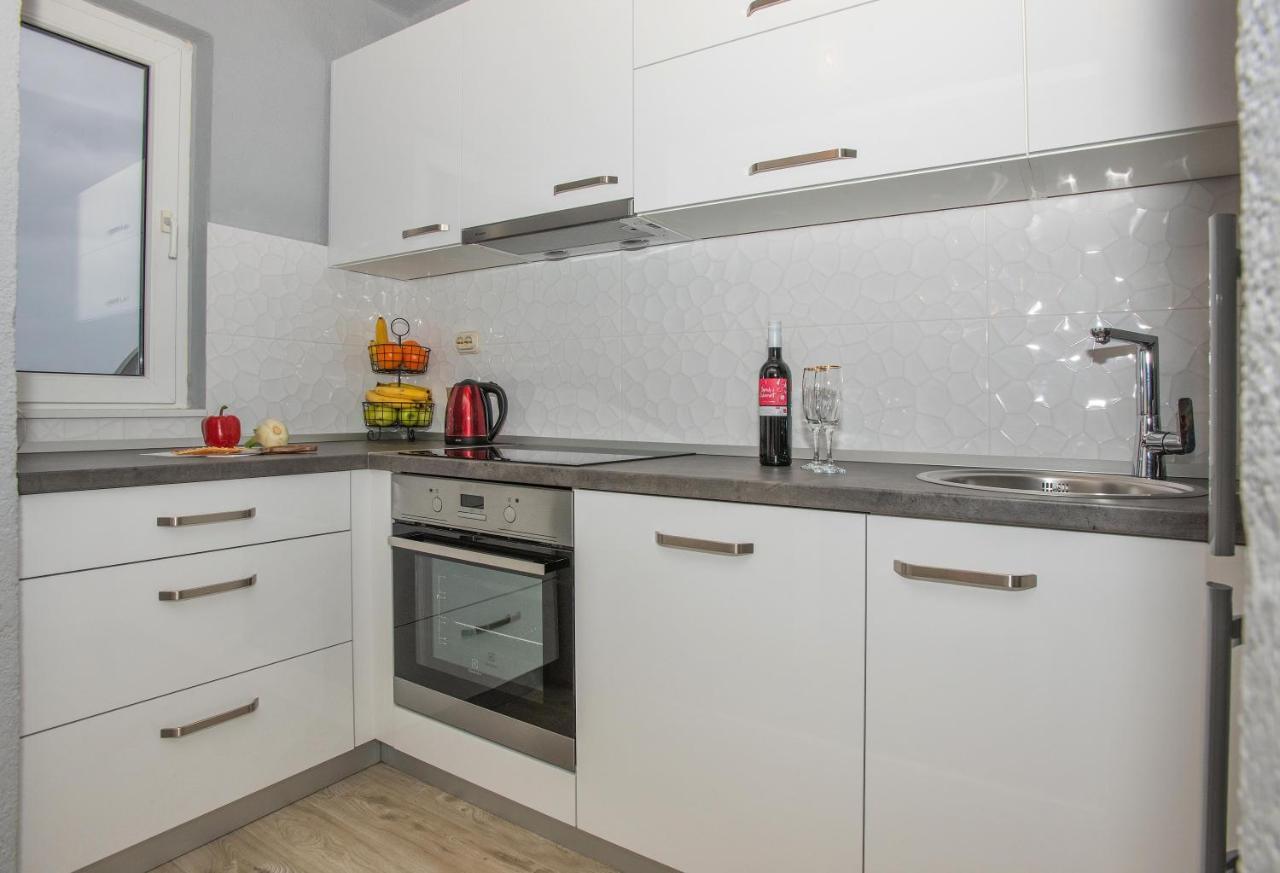 Apartman Koko With Private Jacuzzi Makarska Esterno foto